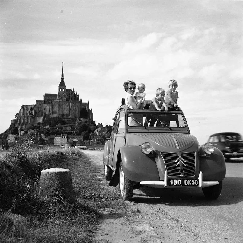 Photo originale d’une famille en 2CV devant le Mont-Saint-Michel