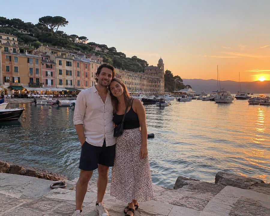 Photo originale d’un couple au bord d’un port au coucher du soleil