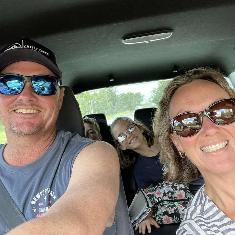 Photo originale d’une famille en voiture