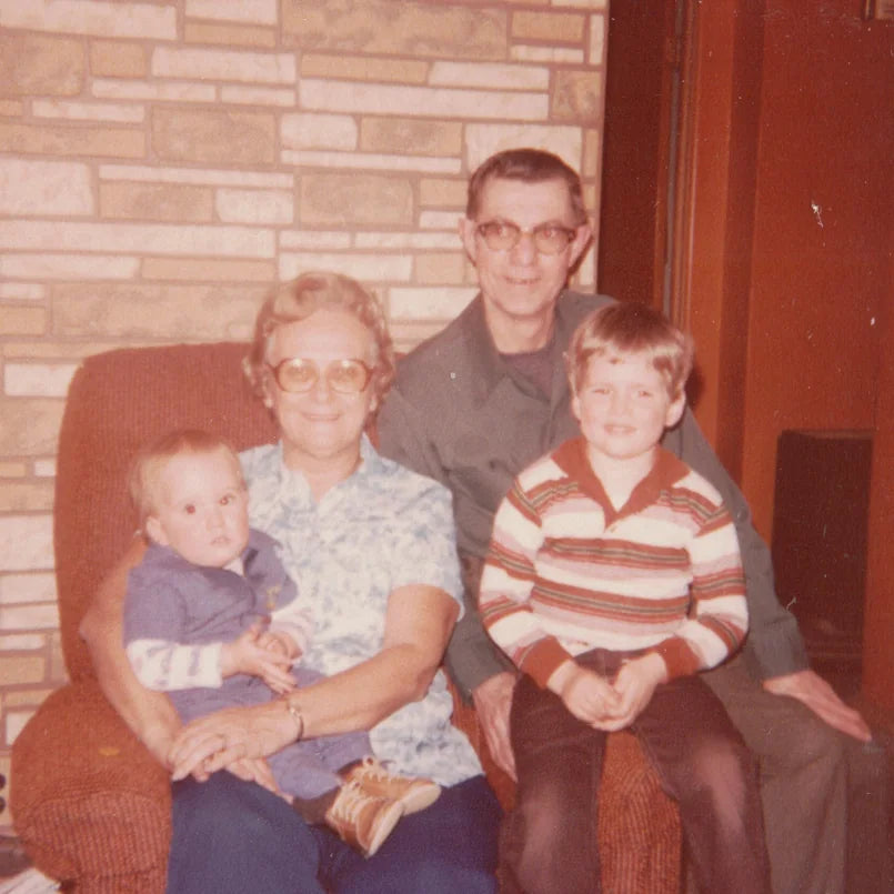 Photo originale de grands-parents avec leurs petits-enfants